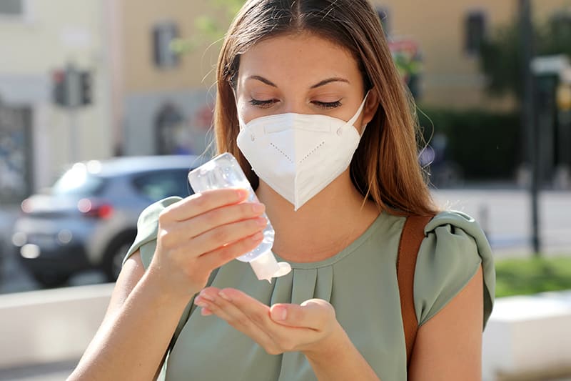 mascherine e gel per distributori automatici - prevenzione donna